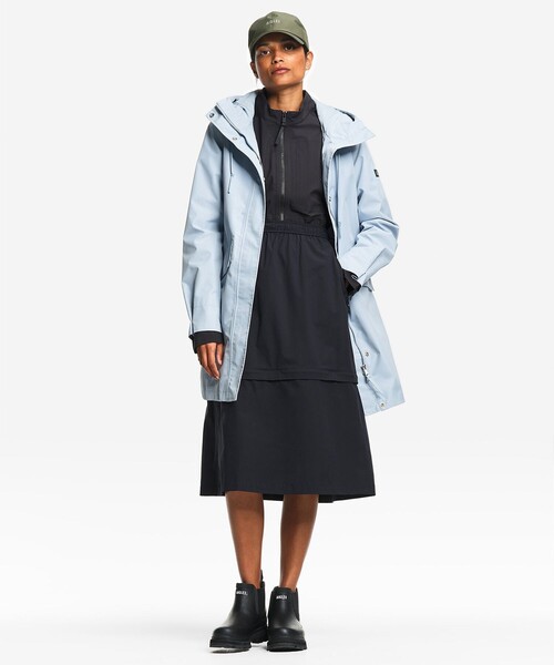 AIGLE(エーグル)の「GORE-TEX ゴアテックス 防風 防水 透湿 ロングフーデッドフィッシュテールジャケット(マウンテンパーカー・レディース・ダークネイビー/ライトブルー・38/40/36)」の6枚目の写真