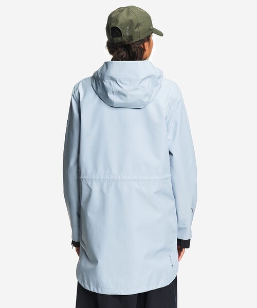 AIGLE(エーグル)の「GORE-TEX ゴアテックス 防風 防水 透湿 ロングフーデッドフィッシュテールジャケット(マウンテンパーカー・レディース・ダークネイビー/ライトブルー・38/40/36)」の4枚目の写真