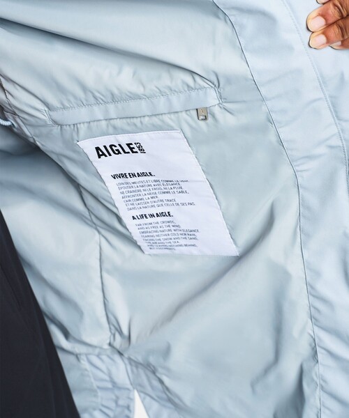 AIGLE(エーグル)の「GORE-TEX ゴアテックス 防風 防水 透湿 ロングフーデッドフィッシュテールジャケット(マウンテンパーカー・レディース・ダークネイビー/ライトブルー・38/40/36)」の3枚目の写真