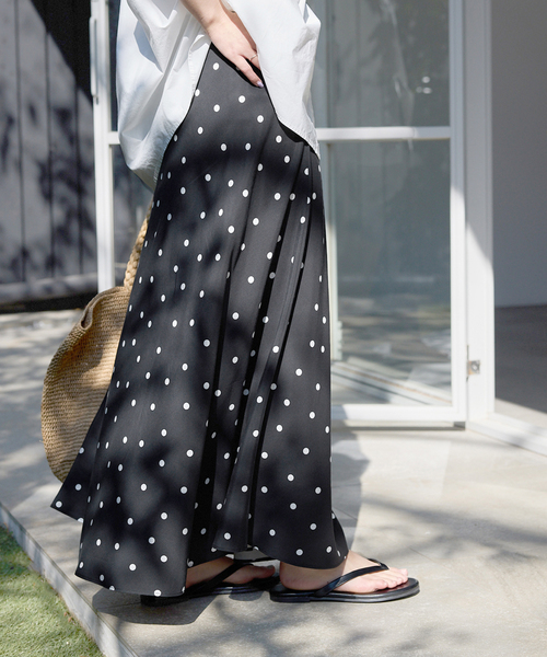 SLOBE IENA（スローブイエナ）の「《3サイズ展開/シリーズあり/追加》フィブリルマーメイドフレアスカート（スカート・レディース・ベージュ/ブラック系その他/ブラック・36/38/40）」の2枚目の写真