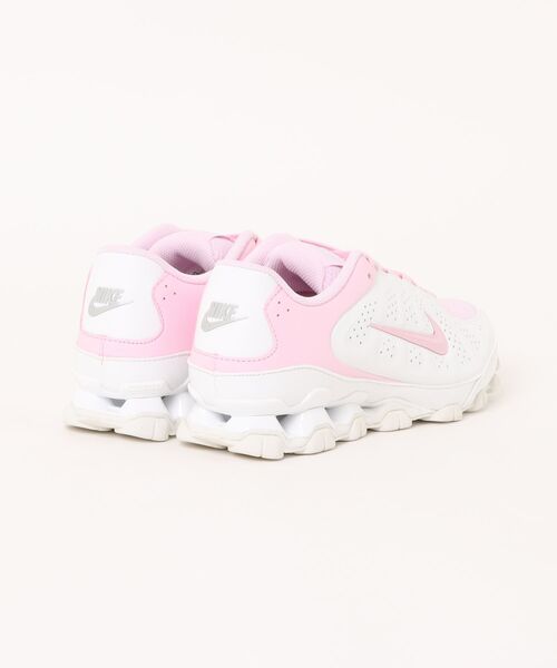 NIKE（ナイキ）の「《NIKE》ウィメンズ REAX 8 NSW SL（スニーカー・レディース・ブラック×ブラック/ホワイト×ピンク/ホワイト×シルバー/グレー系その他/ブラウン系その他・24.0cm/23.0cm/23.5cm/24.5cm/25.0cm/22.5cm）」の6枚目の写真