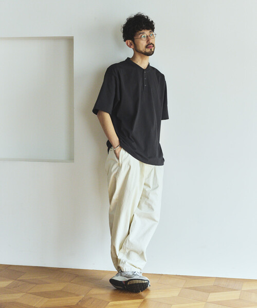FREAK'S STORE（フリークスストア）の「AIRDRY HIGH TECH YARN 7.7オンス ビックシルエット ヘンリーネックTシャツ/エアドライ ポリエステル Tシャツ/吸水速乾/遮熱（Tシャツ/カットソー・メンズ・ホワイト/チャコールグレー/ブラック/ブラウン/グリーン/ミント・SMALL/MEDIUM/LARGE）」の19枚目の写真