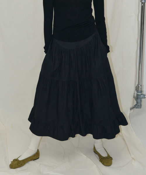 MAIS(マイス)の「EMBROIDERED SHIRRED TIERED MAXI SKIRT / BLACK(スカート・レディース・ブラック・1(S)/2(M))」の2枚目の写真