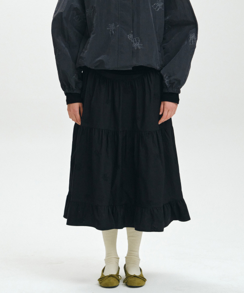 MAIS(マイス)の「EMBROIDERED SHIRRED TIERED MAXI SKIRT / BLACK(スカート・レディース・ブラック・1(S)/2(M))」の3枚目の写真