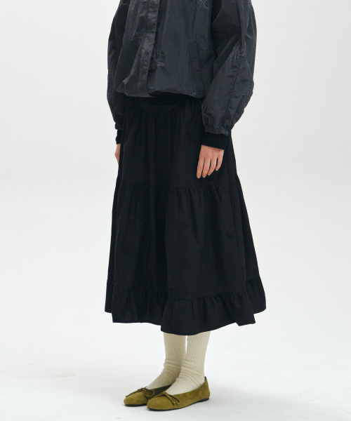 MAIS(マイス)の「EMBROIDERED SHIRRED TIERED MAXI SKIRT / BLACK(スカート・レディース・ブラック・1(S)/2(M))」の4枚目の写真