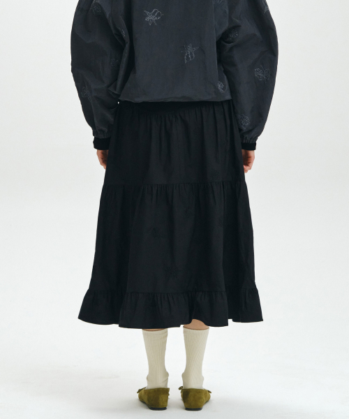 MAIS(マイス)の「EMBROIDERED SHIRRED TIERED MAXI SKIRT / BLACK(スカート・レディース・ブラック・1(S)/2(M))」の5枚目の写真