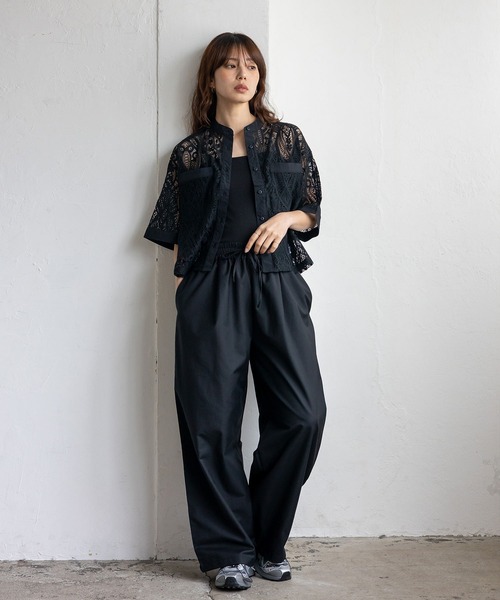 VitaFelice(ヴィータフェリーチェ)の「レースシアー半袖ルーズシャツ クロップド丈 バンドカラー 夏服(シャツ/ブラウス・レディース・ブラック/オフホワイト・FREE)」の4枚目の写真