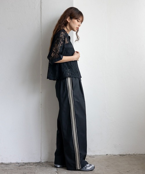 VitaFelice(ヴィータフェリーチェ)の「レースシアー半袖ルーズシャツ クロップド丈 バンドカラー 夏服(シャツ/ブラウス・レディース・ブラック/オフホワイト・FREE)」の5枚目の写真