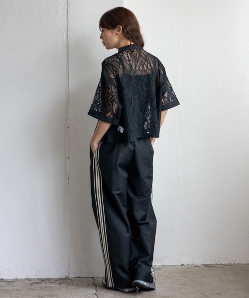 VitaFelice(ヴィータフェリーチェ)の「レースシアー半袖ルーズシャツ クロップド丈 バンドカラー 夏服(シャツ/ブラウス・レディース・ブラック/オフホワイト・FREE)」の6枚目の写真