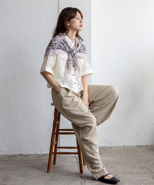 VitaFelice(ヴィータフェリーチェ)の「レースシアー半袖ルーズシャツ クロップド丈 バンドカラー 夏服(シャツ/ブラウス・レディース・ブラック/オフホワイト・FREE)」の3枚目の写真