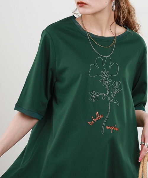 BRODIAEA(ブローディア)の「BRODIAEA ボールチェーン花柄半袖Tシャツ(Tシャツ/カットソー・レディース・グレイッシュベージュ/ダークグリーン/ネイビー・40)」の1枚目の写真