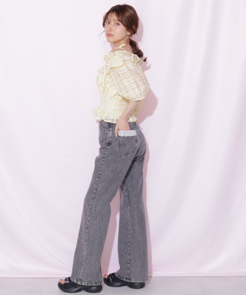 JILL by JILL STUART(ジルバイジルスチュアート)の「ピコレースセミフレアデニムパンツ(デニムパンツ・レディース・ブルー/グレー・MEDIUM/SMALL)」の2枚目の写真