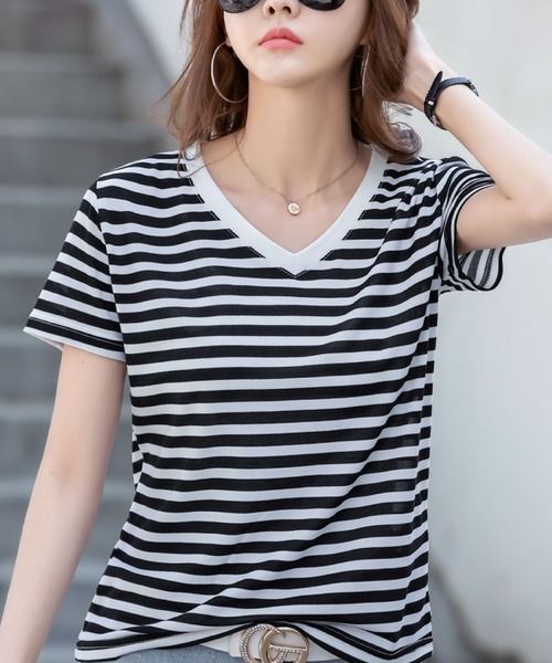 2ly2(トゥーリートゥー)の「VネックボーダーTシャツ レディース 半袖 ゆったり カットソー(Tシャツ/カットソー・レディース・ブラック/ベージュ/ブルー・FREE)」の2枚目の写真