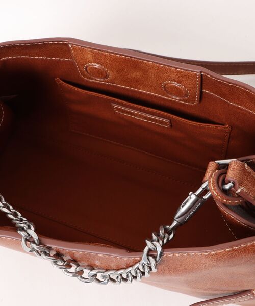 CHARLES & KEITH(チャールズ & キース)の「Delfina デルフィナ チェーン サイドベルト ショルダーバッグ(ショルダーバッグ・レディース・ダークブラウン系3・M)」の11枚目の写真