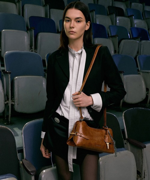 CHARLES & KEITH(チャールズ & キース)の「Delfina デルフィナ チェーン サイドベルト ショルダーバッグ(ショルダーバッグ・レディース・ダークブラウン系3・M)」の2枚目の写真