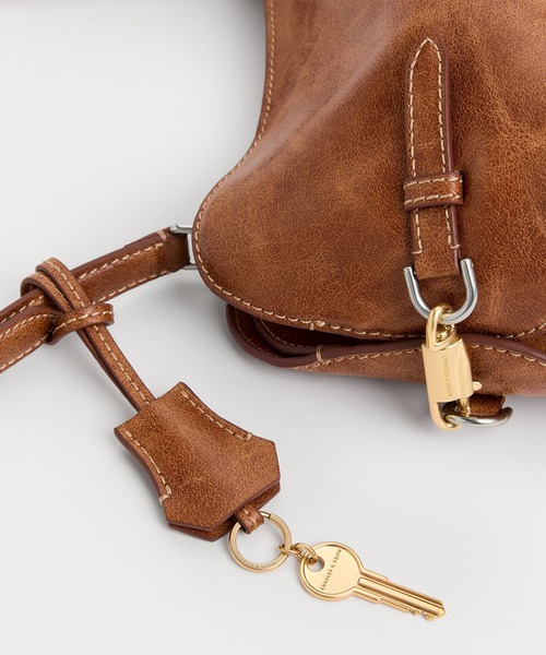 CHARLES & KEITH(チャールズ & キース)の「Delfina デルフィナ チェーン サイドベルト ショルダーバッグ(ショルダーバッグ・レディース・ダークブラウン系3・M)」の7枚目の写真