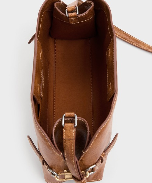 CHARLES & KEITH(チャールズ & キース)の「Delfina デルフィナ チェーン サイドベルト ショルダーバッグ(ショルダーバッグ・レディース・ダークブラウン系3・M)」の8枚目の写真