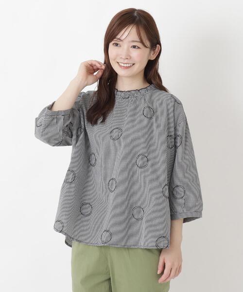 one'sterrace(ワンズテラス)の「サークルドット刺繍 6分袖ブラウス(シャツ/ブラウス・レディース・ブラック系8/アイボリー系8/イエロー系8・02)」の2枚目の写真