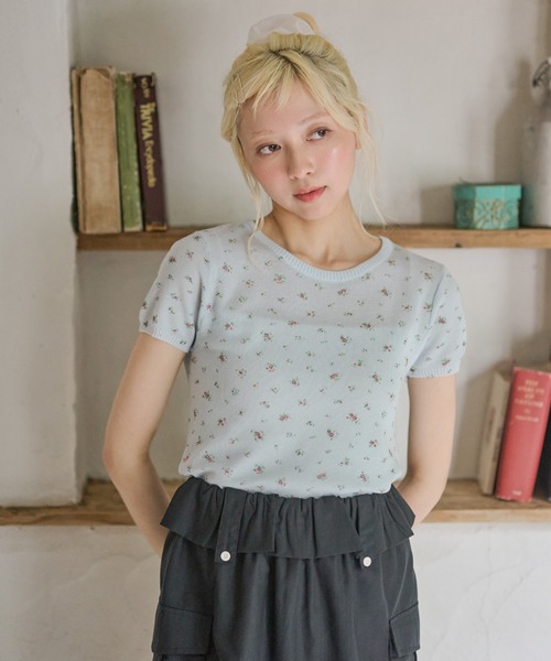 LiLIN(リリン)の「小花柄 リブ 切り替え 半袖 ニット トップス(ニット/セーター・レディース・ブルー/アイボリー/グレー/ピンク・FREE)」の3枚目の写真