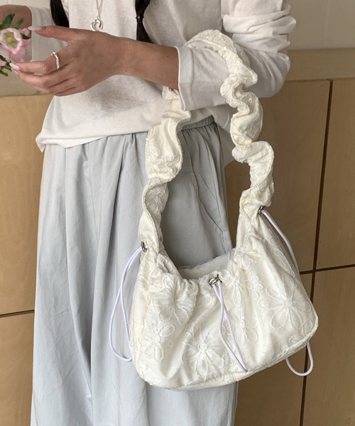 FINEnough(ファインナフ)の「花柄刺しゅうオーガンジークシュクシュショルダーバッグ(ショルダーバッグ・レディース・ブラック/サックスブルー/ホワイト・FREE)」の2枚目の写真