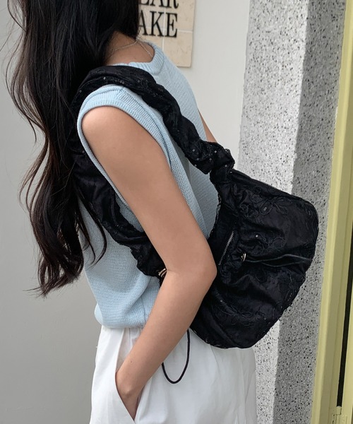 FINEnough(ファインナフ)の「花柄刺しゅうオーガンジークシュクシュショルダーバッグ(ショルダーバッグ・レディース・ブラック/サックスブルー/ホワイト・FREE)」の3枚目の写真
