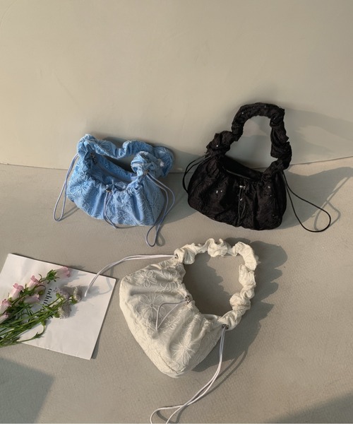 FINEnough(ファインナフ)の「花柄刺しゅうオーガンジークシュクシュショルダーバッグ(ショルダーバッグ・レディース・ブラック/サックスブルー/ホワイト・FREE)」の4枚目の写真