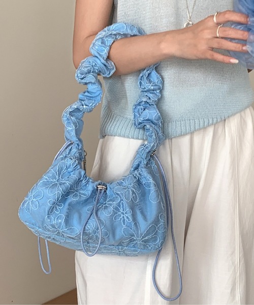 FINEnough(ファインナフ)の「花柄刺しゅうオーガンジークシュクシュショルダーバッグ(ショルダーバッグ・レディース・ブラック/サックスブルー/ホワイト・FREE)」の20枚目の写真