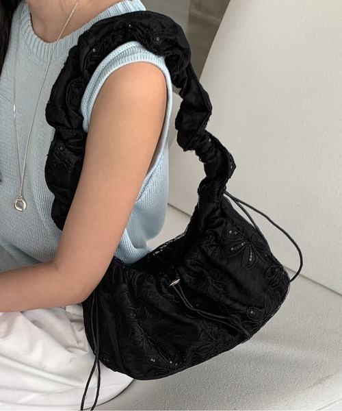 FINEnough(ファインナフ)の「花柄刺しゅうオーガンジークシュクシュショルダーバッグ(ショルダーバッグ・レディース・ブラック/サックスブルー/ホワイト・FREE)」の5枚目の写真
