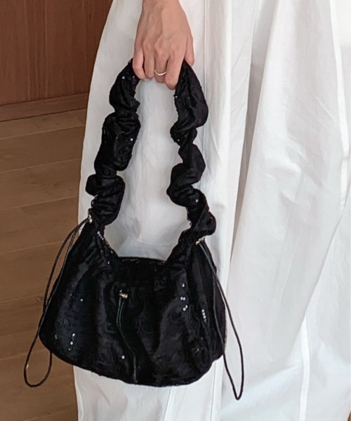 FINEnough(ファインナフ)の「花柄刺しゅうオーガンジークシュクシュショルダーバッグ(ショルダーバッグ・レディース・ブラック/サックスブルー/ホワイト・FREE)」の6枚目の写真