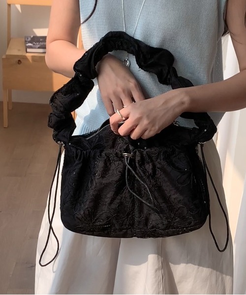 FINEnough(ファインナフ)の「花柄刺しゅうオーガンジークシュクシュショルダーバッグ(ショルダーバッグ・レディース・ブラック/サックスブルー/ホワイト・FREE)」の7枚目の写真