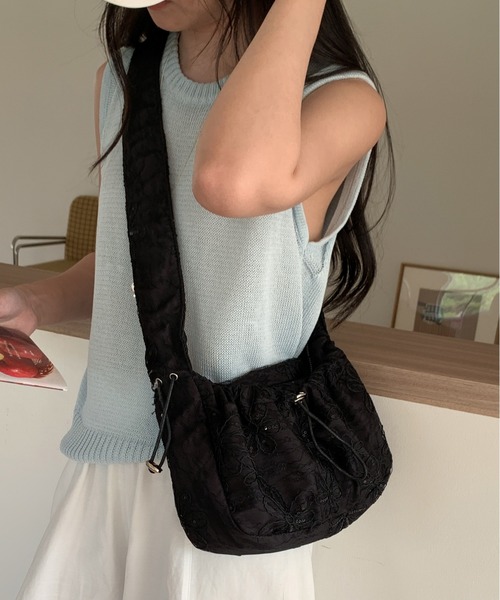 FINEnough(ファインナフ)の「花柄刺しゅうオーガンジークシュクシュショルダーバッグ(ショルダーバッグ・レディース・ブラック/サックスブルー/ホワイト・FREE)」の8枚目の写真