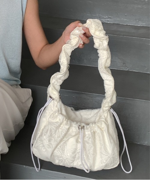 FINEnough(ファインナフ)の「花柄刺しゅうオーガンジークシュクシュショルダーバッグ(ショルダーバッグ・レディース・ブラック/サックスブルー/ホワイト・FREE)」の13枚目の写真