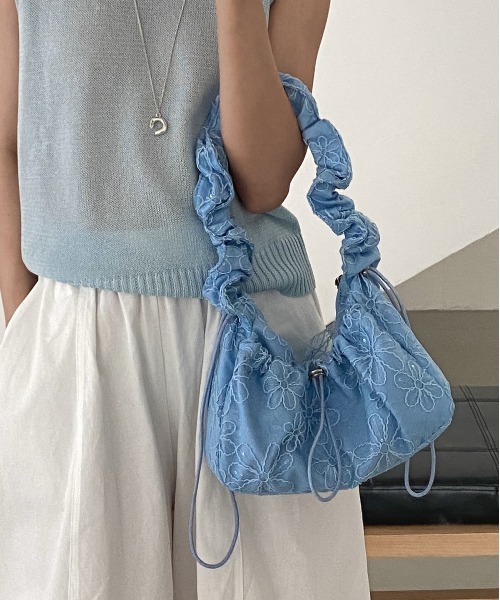 FINEnough(ファインナフ)の「花柄刺しゅうオーガンジークシュクシュショルダーバッグ(ショルダーバッグ・レディース・ブラック/サックスブルー/ホワイト・FREE)」の17枚目の写真