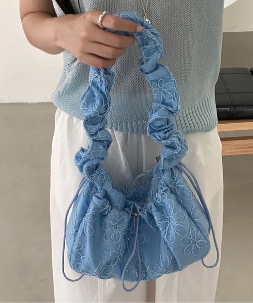FINEnough(ファインナフ)の「花柄刺しゅうオーガンジークシュクシュショルダーバッグ(ショルダーバッグ・レディース・ブラック/サックスブルー/ホワイト・FREE)」の21枚目の写真