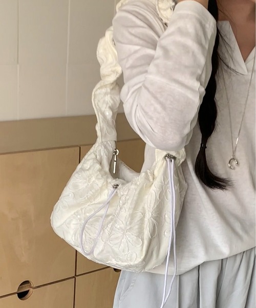 FINEnough(ファインナフ)の「花柄刺しゅうオーガンジークシュクシュショルダーバッグ(ショルダーバッグ・レディース・ブラック/サックスブルー/ホワイト・FREE)」の12枚目の写真
