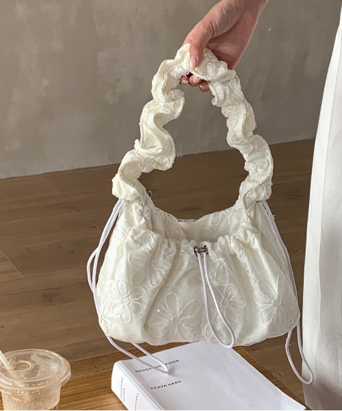 FINEnough(ファインナフ)の「花柄刺しゅうオーガンジークシュクシュショルダーバッグ(ショルダーバッグ・レディース・ブラック/サックスブルー/ホワイト・FREE)」の14枚目の写真