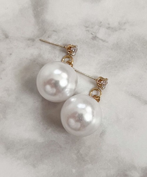 yu-ka(ユーカ)の「YU-KA:パールドロップピアス Pearl drop earrings(ピアス(両耳用)・レディース・ホワイト・FREE)」の2枚目の写真