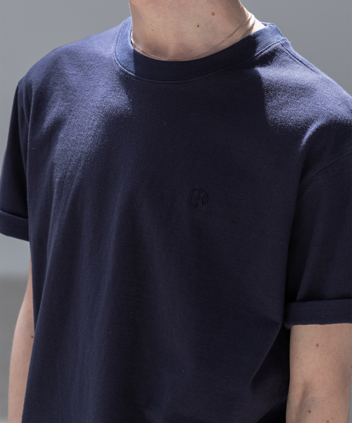 DECOROSO（デコローゾ）の「男女共用エッセンシャルレギュラーフィットロゴ刺繍半袖Tシャツ[ネイビー]（Tシャツ/カットソー・メンズ・その他・X-SMALL/SMALL/MEDIUM/LARGE/X-LARGE）」の2枚目の写真