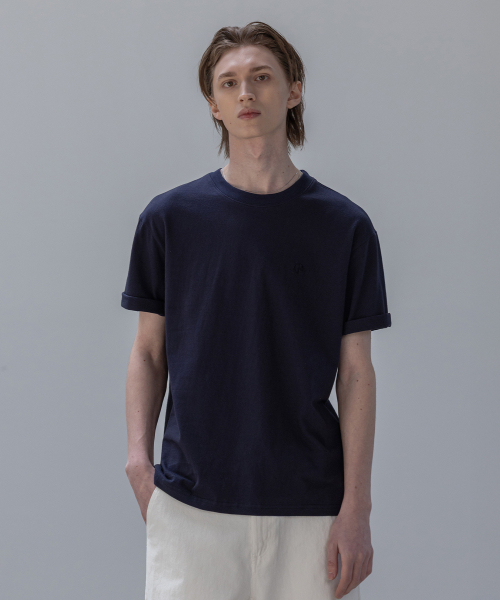 DECOROSO（デコローゾ）の「男女共用エッセンシャルレギュラーフィットロゴ刺繍半袖Tシャツ[ネイビー]（Tシャツ/カットソー・メンズ・その他・X-SMALL/SMALL/MEDIUM/LARGE/X-LARGE）」の3枚目の写真
