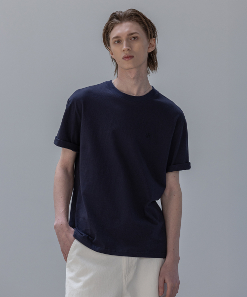 DECOROSO（デコローゾ）の「男女共用エッセンシャルレギュラーフィットロゴ刺繍半袖Tシャツ[ネイビー]（Tシャツ/カットソー・メンズ・その他・X-SMALL/SMALL/MEDIUM/LARGE/X-LARGE）」の5枚目の写真