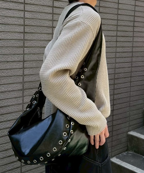 Chikashitsu +(チカシツプラス)の「【Chikashitsu +】eyelet cross bag / 【チカシツプラス】アイレットクロスショルダーバッグ(ショルダーバッグ・メンズ・ブラック・ONE SIZE)」の12枚目の写真