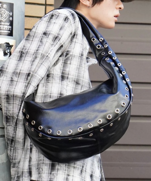 Chikashitsu +(チカシツプラス)の「【Chikashitsu +】eyelet cross bag / 【チカシツプラス】アイレットクロスショルダーバッグ(ショルダーバッグ・メンズ・ブラック・ONE SIZE)」の2枚目の写真