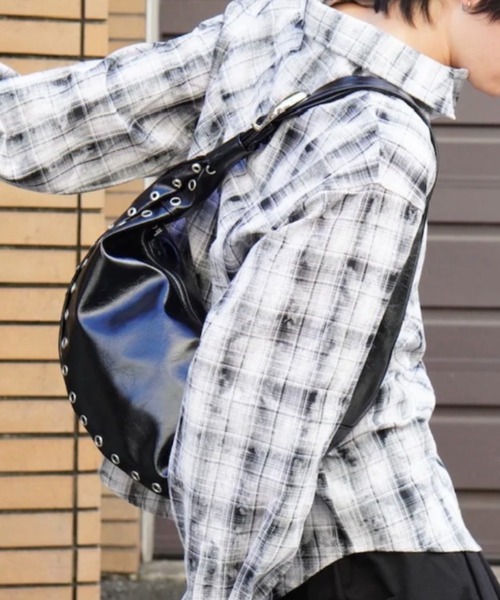 Chikashitsu +(チカシツプラス)の「【Chikashitsu +】eyelet cross bag / 【チカシツプラス】アイレットクロスショルダーバッグ(ショルダーバッグ・メンズ・ブラック・ONE SIZE)」の3枚目の写真