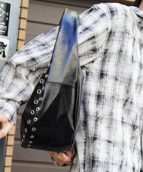 Chikashitsu +(チカシツプラス)の「【Chikashitsu +】eyelet cross bag / 【チカシツプラス】アイレットクロスショルダーバッグ(ショルダーバッグ・メンズ・ブラック・ONE SIZE)」の4枚目の写真