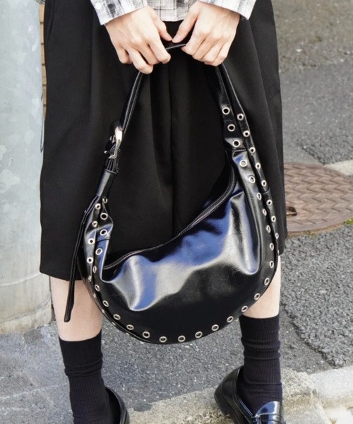 Chikashitsu +(チカシツプラス)の「【Chikashitsu +】eyelet cross bag / 【チカシツプラス】アイレットクロスショルダーバッグ(ショルダーバッグ・メンズ・ブラック・ONE SIZE)」の7枚目の写真