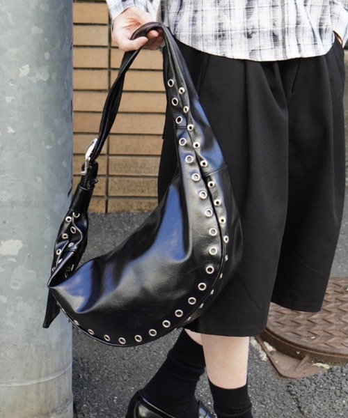 Chikashitsu +(チカシツプラス)の「【Chikashitsu +】eyelet cross bag / 【チカシツプラス】アイレットクロスショルダーバッグ(ショルダーバッグ・メンズ・ブラック・ONE SIZE)」の8枚目の写真