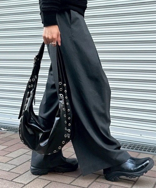 Chikashitsu +(チカシツプラス)の「【Chikashitsu +】eyelet cross bag / 【チカシツプラス】アイレットクロスショルダーバッグ(ショルダーバッグ・メンズ・ブラック・ONE SIZE)」の11枚目の写真