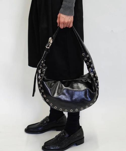 Chikashitsu +(チカシツプラス)の「【Chikashitsu +】eyelet cross bag / 【チカシツプラス】アイレットクロスショルダーバッグ(ショルダーバッグ・メンズ・ブラック・ONE SIZE)」の9枚目の写真