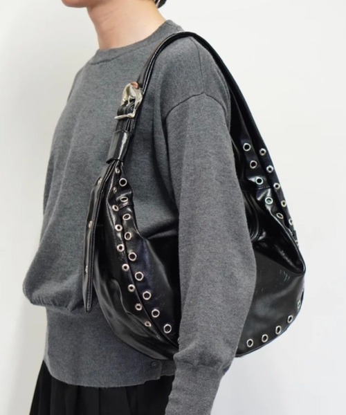 Chikashitsu +(チカシツプラス)の「【Chikashitsu +】eyelet cross bag / 【チカシツプラス】アイレットクロスショルダーバッグ(ショルダーバッグ・メンズ・ブラック・ONE SIZE)」の5枚目の写真