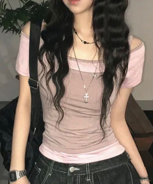 MEMECLE（メメクル）の「【 MEMECLE / メメクル 】ボーダー　レイヤード風 オフショルダータイトトップス　カットソー（Tシャツ/カットソー・レディース・カーキ/ピンク/ブラック・MEDIUM/SMALL）」の3枚目の写真